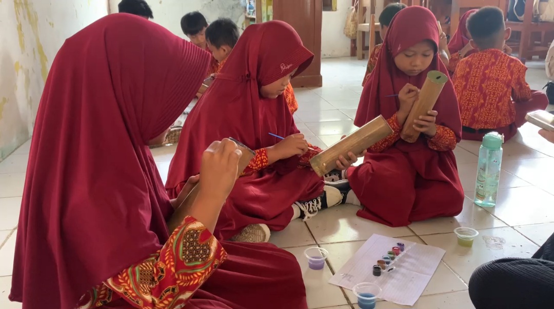 Mahasiswa KKN UNSIKA Sulap Limbah Bambu Jadi Celengan Edukatif di SDN Ciptasari III
