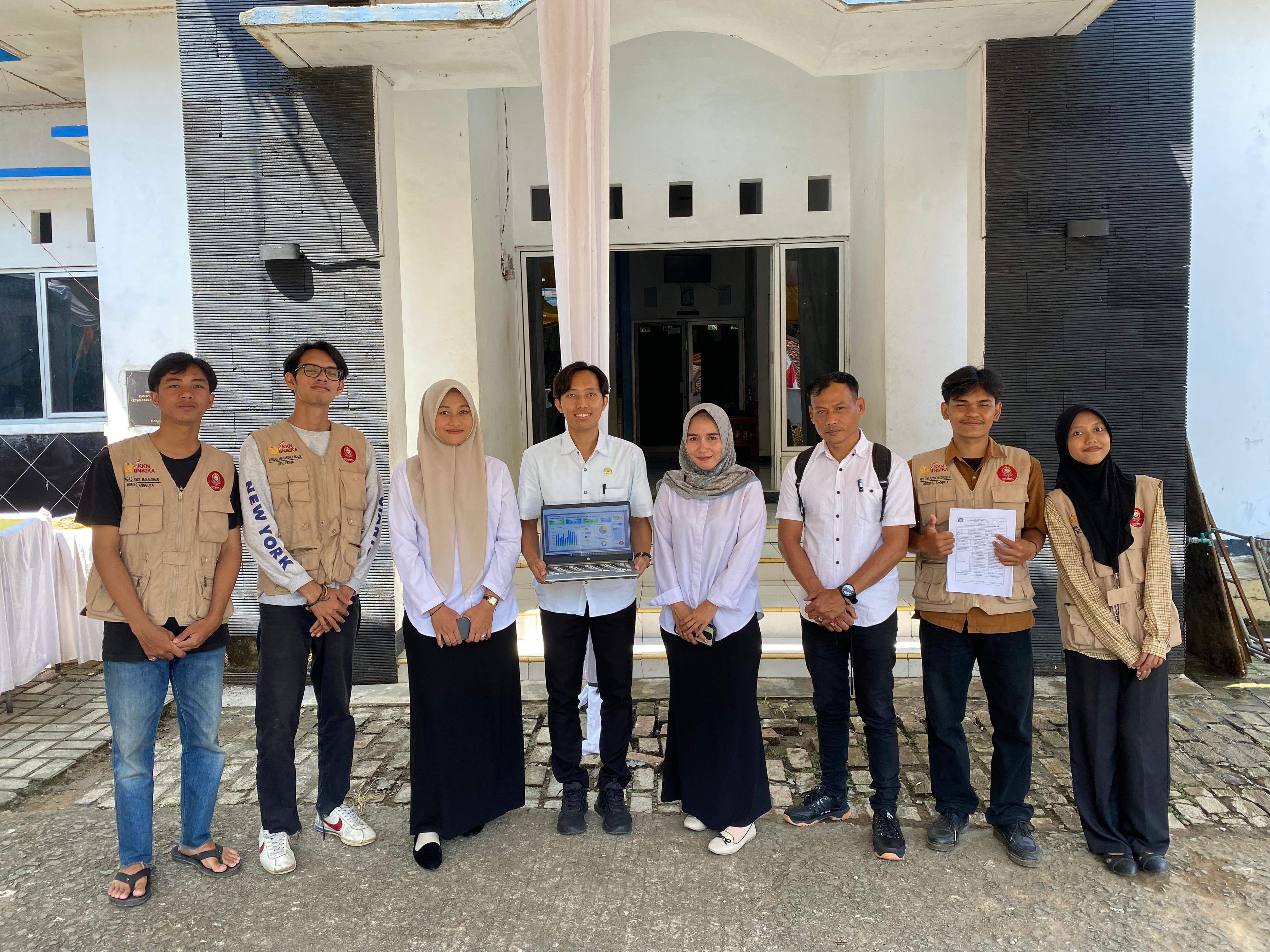 Mendorong Pemberdayaan Ekonomi Desa melalui Digitalisasi UMKM: Kolaborasi antara LUMAWI BUMDes Dengan Mahasiswa KKN UNSIKA