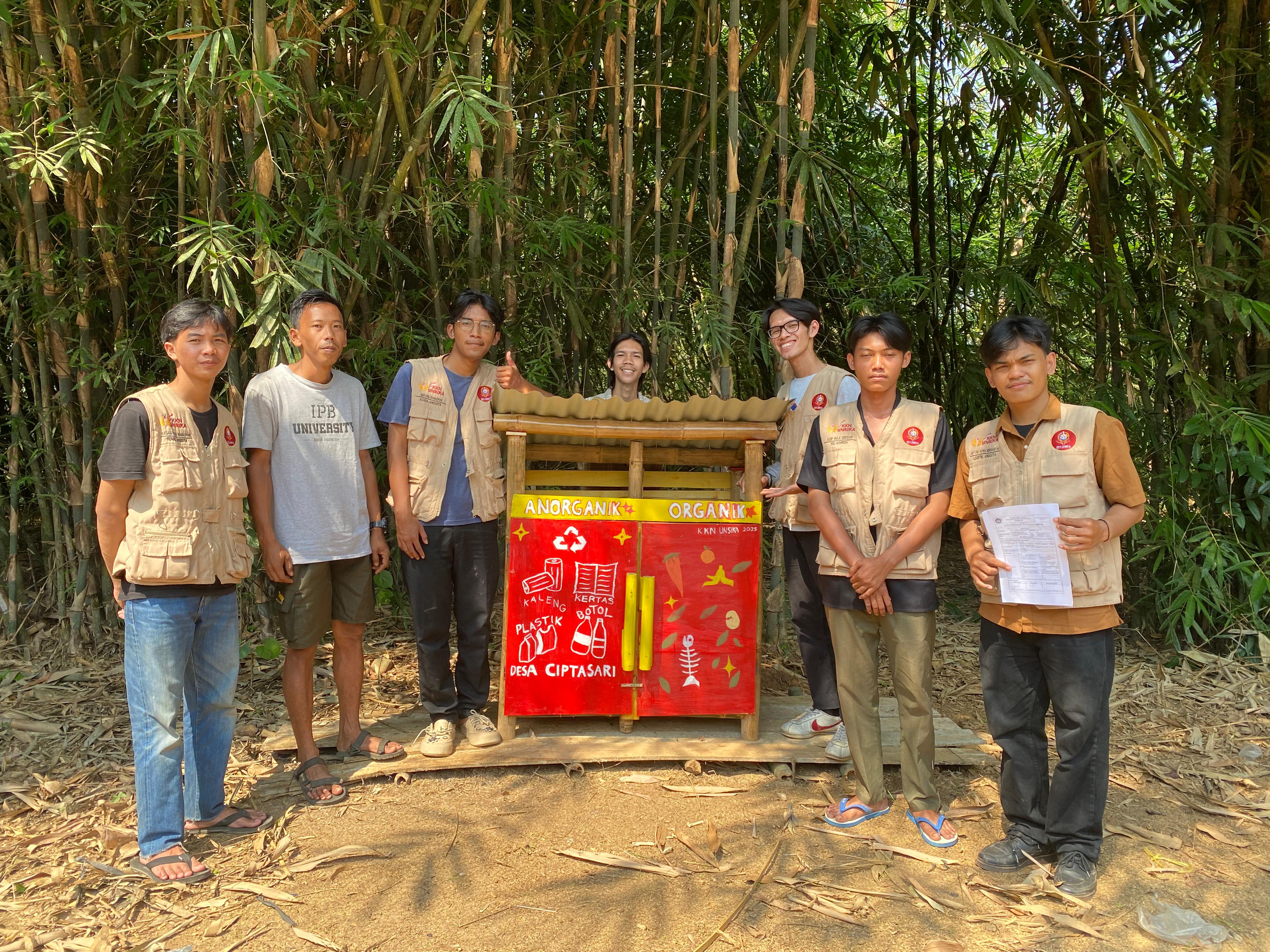 Mahasiswa KKN Unsika 2025 Ciptakan Sistem Bambu Lestari di Desa Ciptasari lewat Bank Sampah Organik dan Anorganik